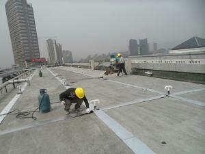 別墅地下室近期出現(xiàn)幾個小縫隙漏水，怎么修補?